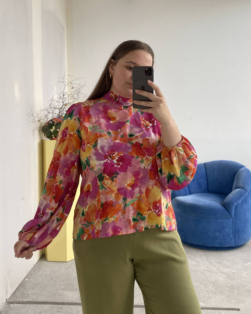 RSR SAMPLE 3005 KATA TIE SILK BLOUSE | RUBY Sample Kata Silk Tie Blouse in floral. Size 16. One available. Liv usually wears a size 14-16.