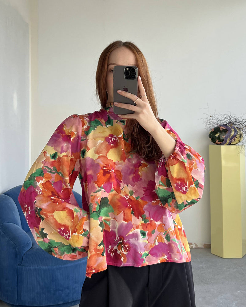 RSR SAMPLE 3140 KATA SILK BLOUSE | RUBY Sample Kata silk blouse in floral. Size 8 One available. Dani usually wears a size 6-8.