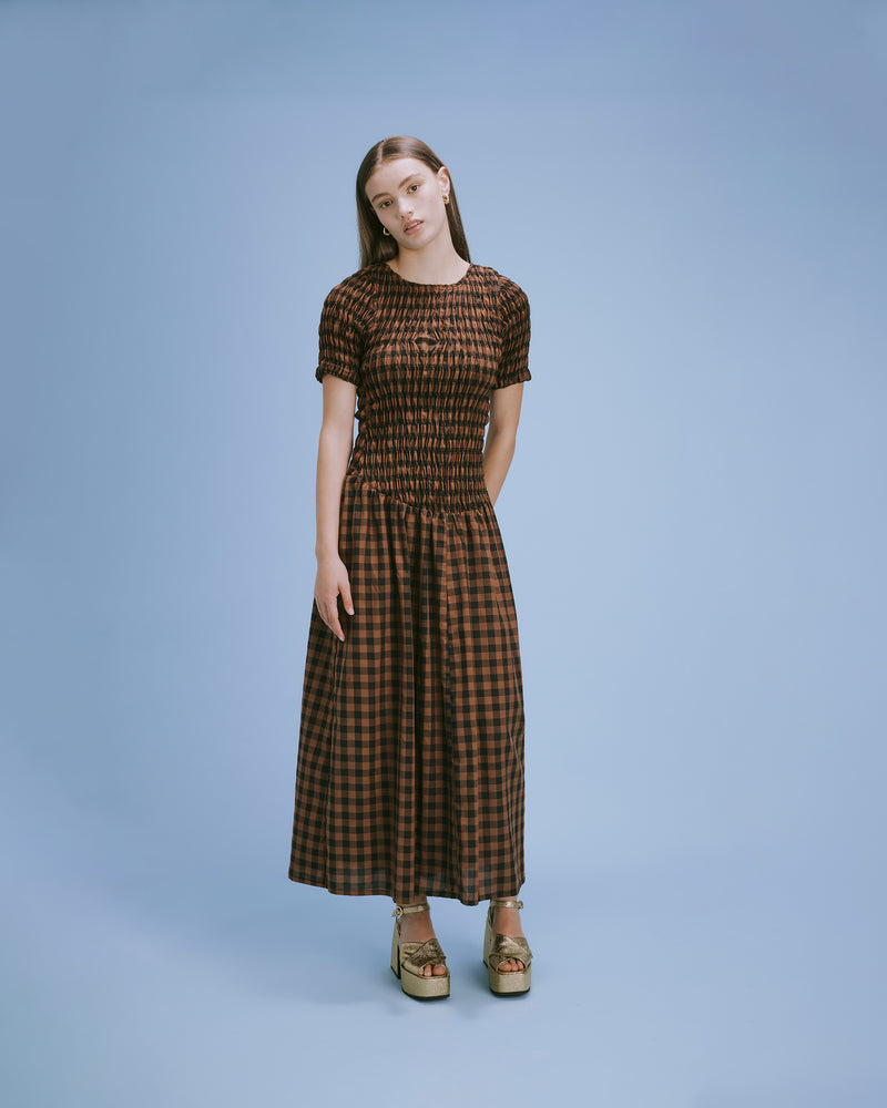 KLEIN GINGHAM T-SHIRT DRESS CHOCOLATE CHECK | Shirred t-shirt maxi dress with an A-line skirt cut in a neutral gingham. The contrast between the form fitting bodice and the full skirt creates an amazing silhouette.