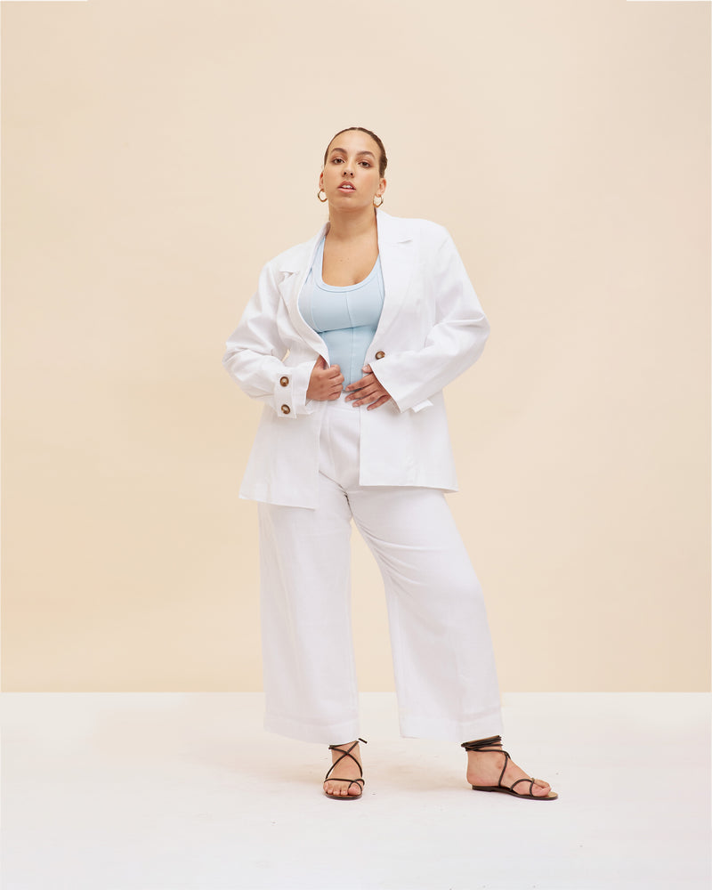 KOS LINEN BLAZER WHITE | Boxy shaped single-breasted blazer designed in a crisp white linen. Designed to have a relaxed fit, this blazer is both timeless and a wardrobe staple.