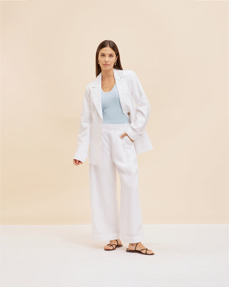 KOS LINEN BLAZER WHITE | Boxy shaped single-breasted blazer designed in a crisp white linen. Designed to have a relaxed fit, this blazer is both timeless and a wardrobe staple.