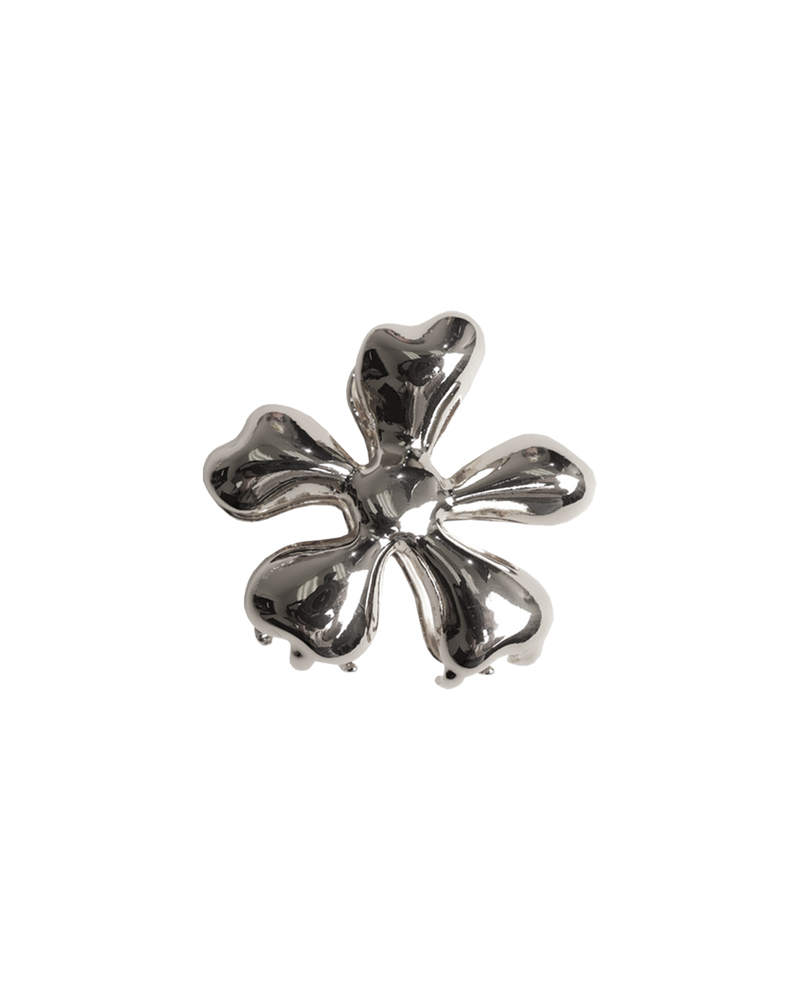 BIG FLOWER HAIR CLAW SILVER | This silver chromatic hair claw, this is a staple accessory for any occasion. Holds a full head of hair and is comfortable enough to wear from morning to night.