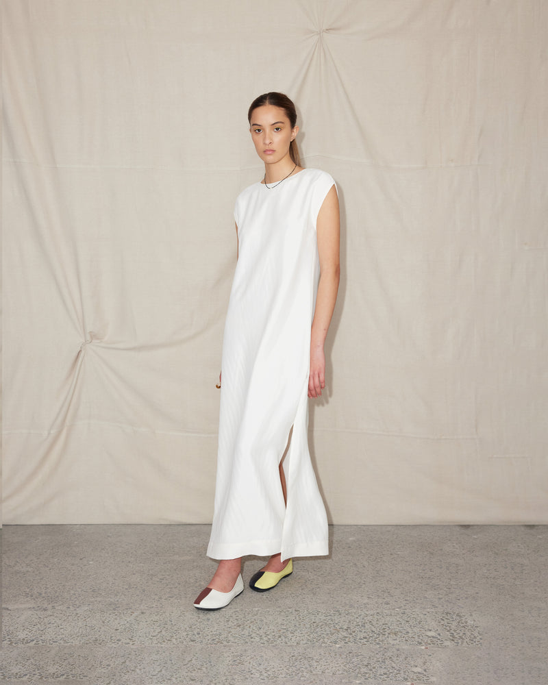 BEIGNET MAXI TUNIC WHITE | Tunic maxi dress with a side split that allows for ease of movement and provides a relaxed fit. Crafted in a soft cupro fabric, a wide neckline with gathers at the...
