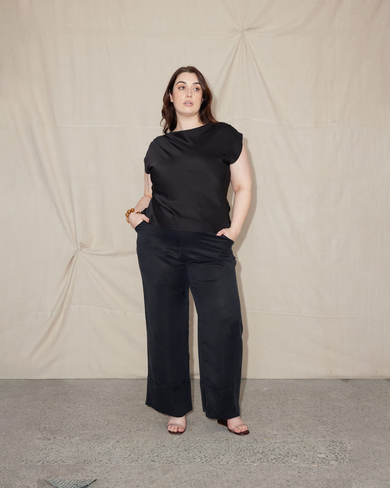 BEIGNET PANT BLACK | High-waisted straight-leg pant designed in a soft black cupro. These pants feature a waistband with belt loops and 2 side pockets.