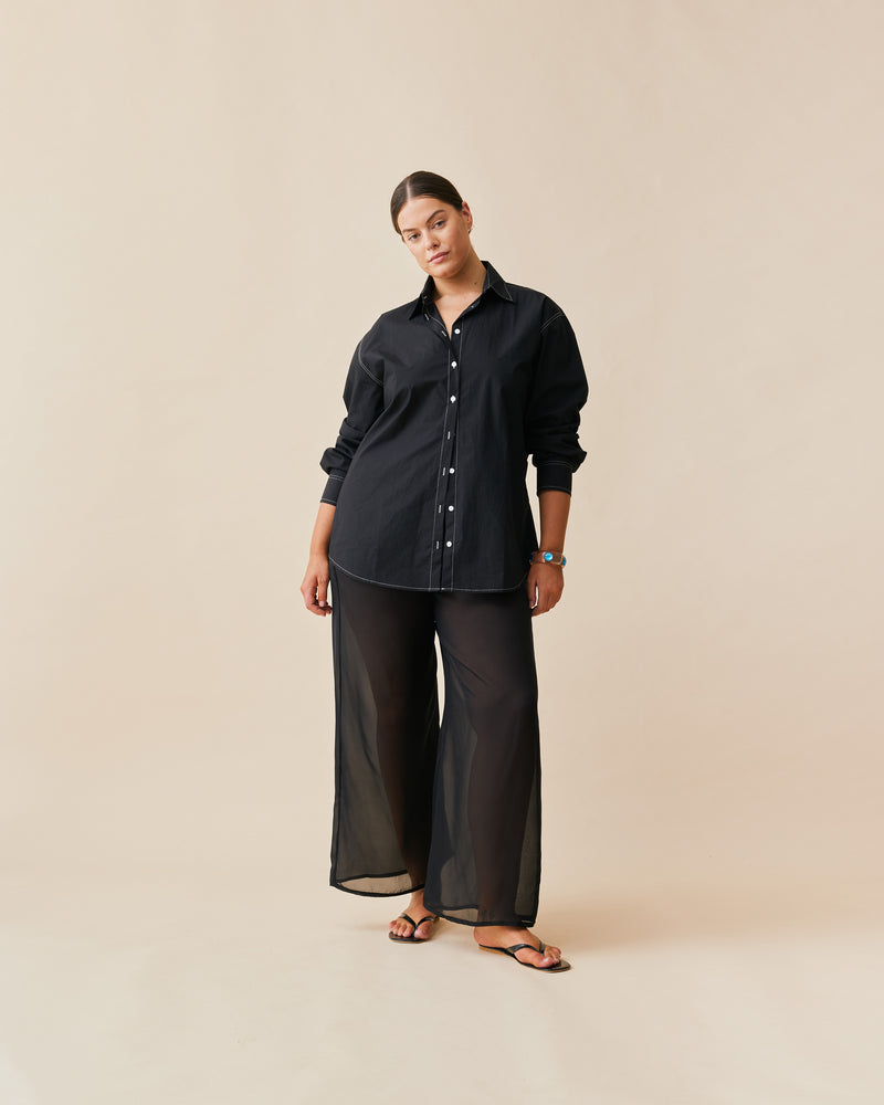 JULIA SHIRT BLACK | Relaxed fit shirt designed in a crips black organic cotton. This shirt has contrast stitching at the seams and offers a slightly longer length to compliment the relaxed fit.