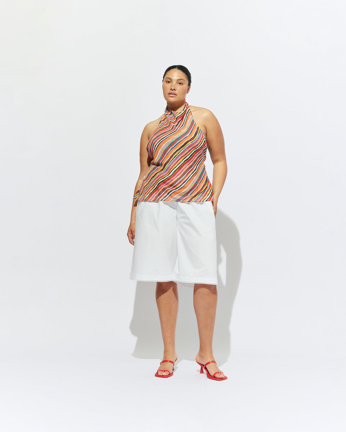 STEVIE SHORT WHITE | Longline short designed in a crisp white organic cotton, with scalloped trim detailing along the hem. Pair with one of our Rudi Tanks for an elevated everyday look, or wear with the Carolyn Blazer as a summer-friendly workwear short. 