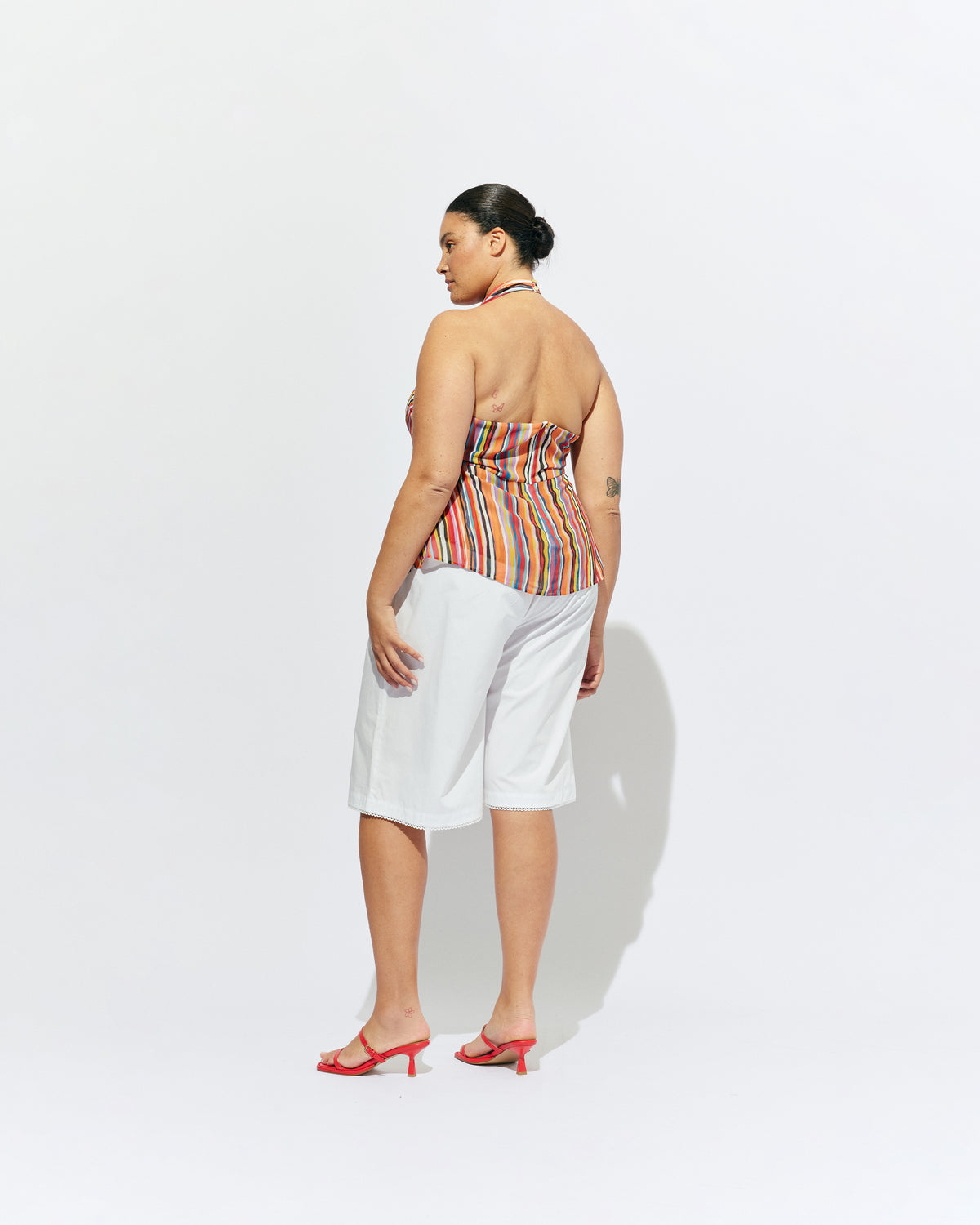 STEVIE SHORT WHITE | Longline short designed in a crisp white organic cotton, with scalloped trim detailing along the hem. Pair with one of our Rudi Tanks for an elevated everyday look, or wear with the Carolyn Blazer as a summer-friendly workwear short. 