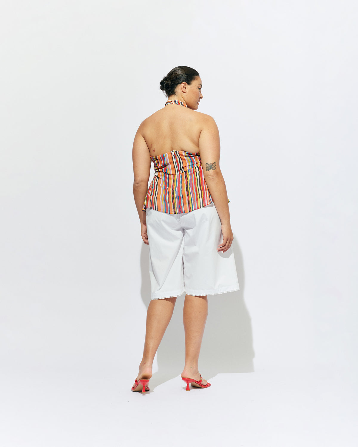 STEVIE SHORT WHITE | Longline short designed in a crisp white organic cotton, with scalloped trim detailing along the hem. Pair with one of our Rudi Tanks for an elevated everyday look, or wear with the Carolyn Blazer as a summer-friendly workwear short. 