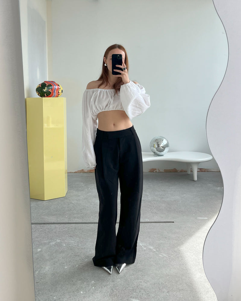 RSR SAMPLE 3253 MELLOW LINEN CROP | RUBY Sample Mellow Linen Crop in white. Size 8. One available. Danni is 163cm tall and usually wears a size 6-8. She measures: BUST: 81cm, WAIST: 67cm, HIP: 93cm.
