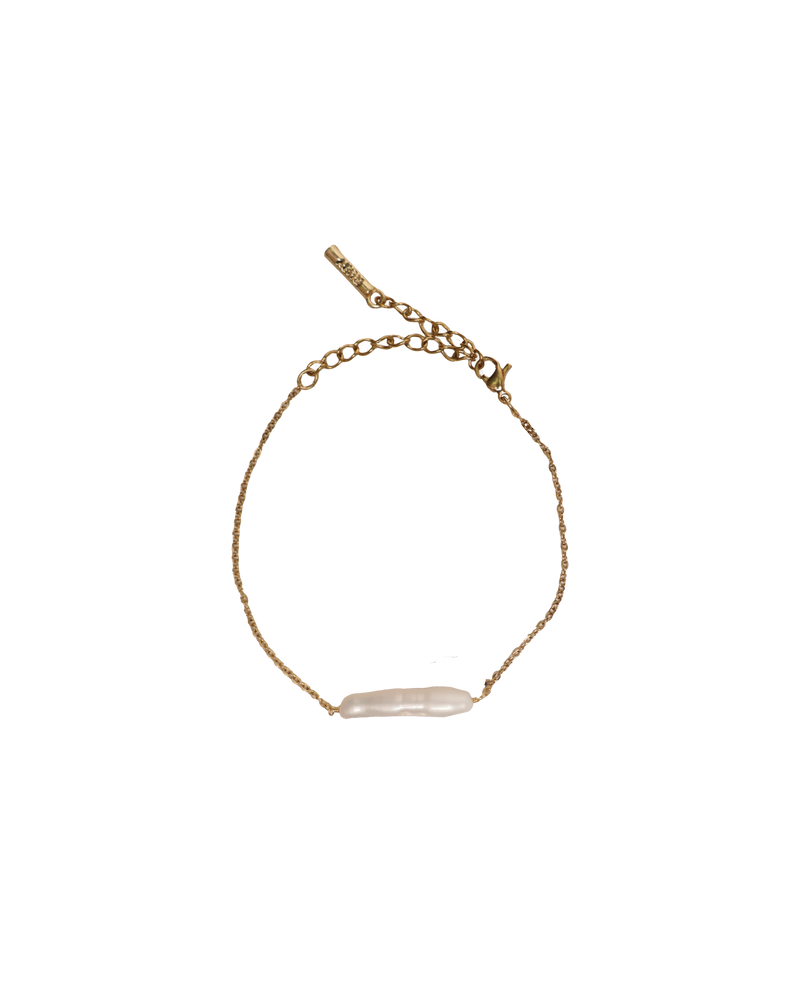 PEARL BRACELET GOLD PEARL | Dainty gold chain bracelet with a feature pearl at the center. A simple yet timeless accessory.