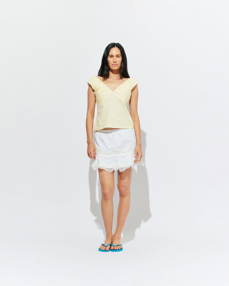 RAQUEL TOP BUTTER | Crafted in a butter organic cotton fabric with ruched detailing at the bust, this top can be worn on or off the shoulder. The tailored fit is designed to sit close to your body without feeling too tight. 