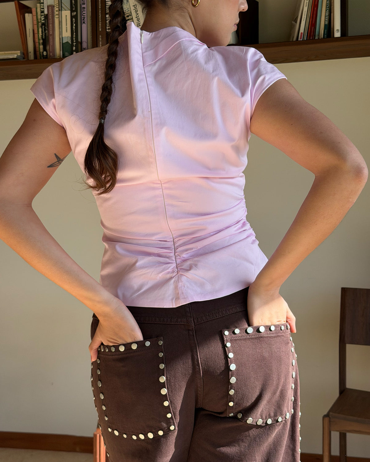 ICON STUDDED JEAN JAVA | Barrel-leg jean designed in our java denim with studded seams. Sits mid to high-waisted with classic 5 pocket and waistband detailing.