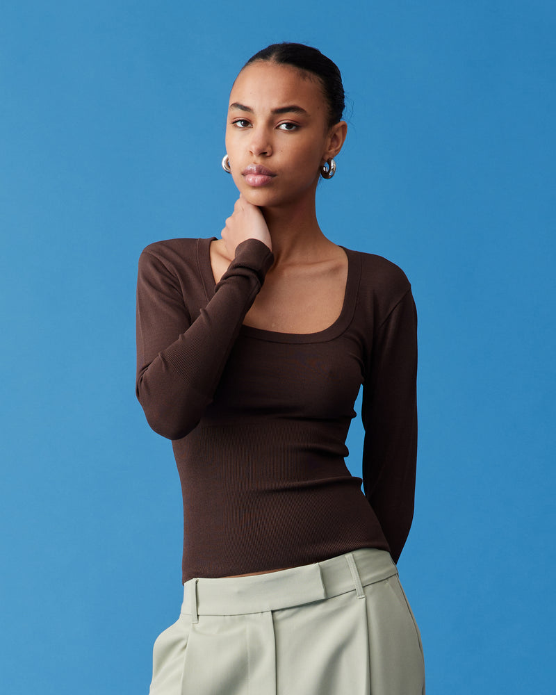 ANNA KNIT TOP CHOCOLATE | Scoop neck long sleeve top designed in a soft chocolate viscose knit. Features rib detailing under the bust that carries through to the hem. An easy winter basic that will...