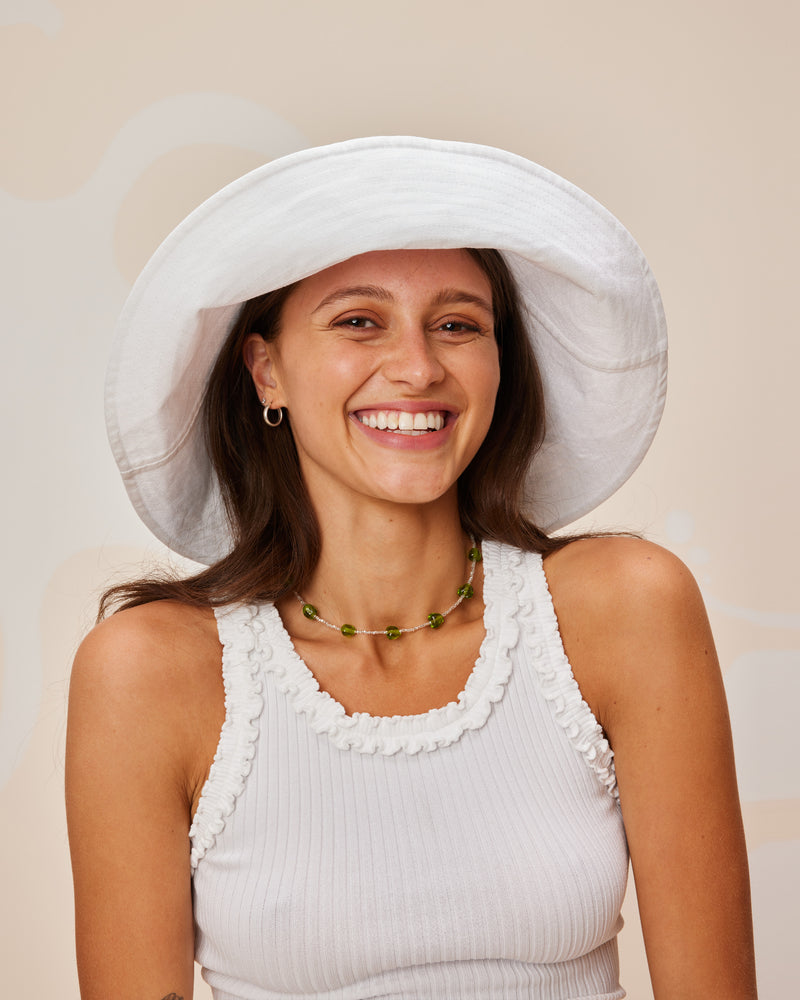  AVA HAT WHITE | A linen bucket for all your summer adventures! Take this hat with you wherever you go, to keep you shaded and cool.