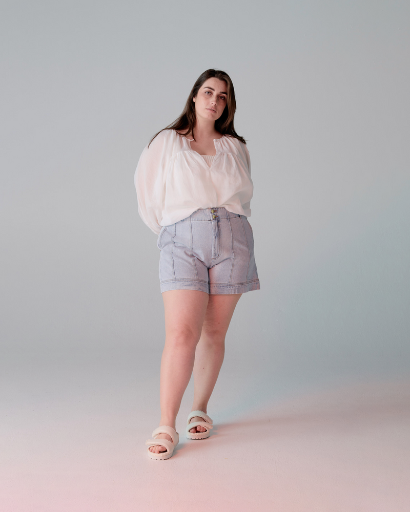 ROMAN DENIM SHORT STONEWASH | Highwaisted shorts with a cuffed hem in a stonewashed denim and two gold button closures. Paneled detail on this piece elevates these classic denim shorts.