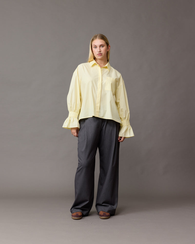 COMET SHIRT BUTTER | Boxy shaped shirt that sits longer through the back with fluted cuff detailing cut in a crisp butter cotton. Designed to be a standout, the fabric of this shirt emphasises...