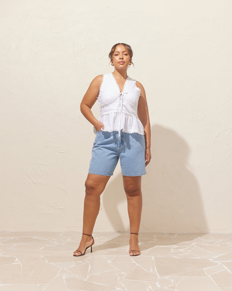 BENNY TIE TOP WHITE | An update on a Rubette favourite, this top is imagined in a soft linen with lace trim detailing. Features a panel detail at the waist with two ties and falls...