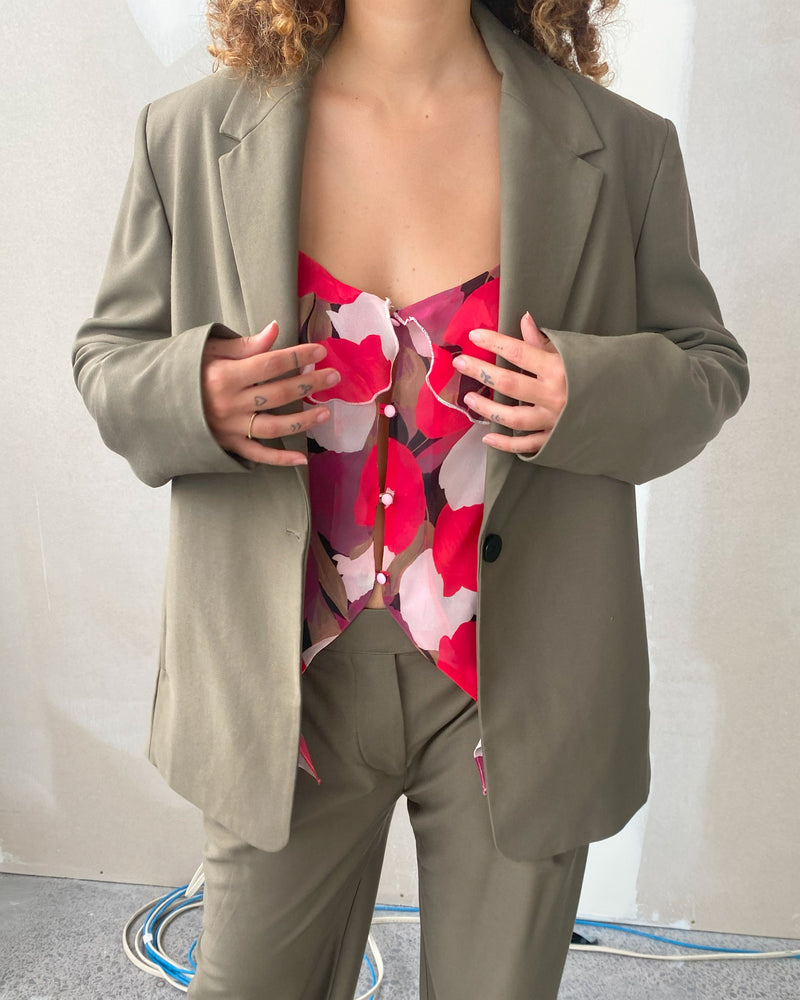 RSR SAMPLE 3148 RUE BLAZER | RUBY Sample Rue Blazer in light khaki. Size 8. One available. Abi usually wears a size 8.
Match with the Rue Trouser in light khaki.