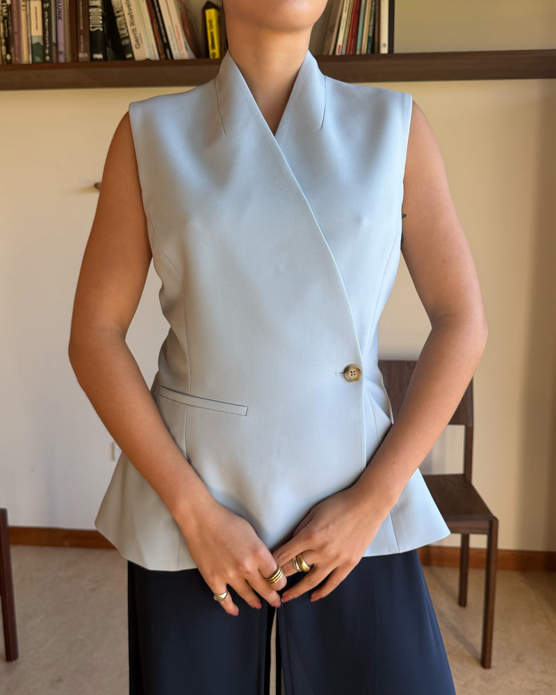 COCO VEST LIGHT BLUE | The newest addition to our Coco Story, meet the Coco Vest. Designed for warmer months and layering, designed in a light blue, mid-weight suiting fabric. Pair with your favourite denim or suit trouser for an effortlessly polished look. Part of our...