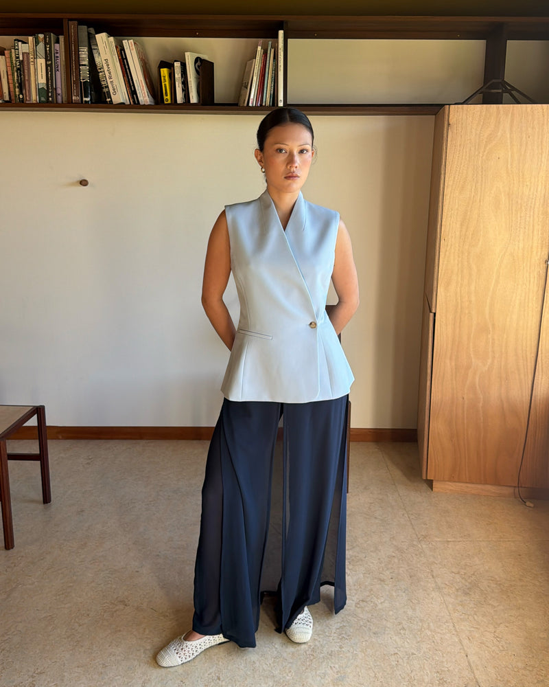COCO VEST LIGHT BLUE | The newest addition to our Coco Story, meet the Coco Vest. Designed for warmer months and layering, designed in a light blue, mid-weight suiting fabric. Pair with your favourite denim or suit trouser for an effortlessly polished look. Part of our...