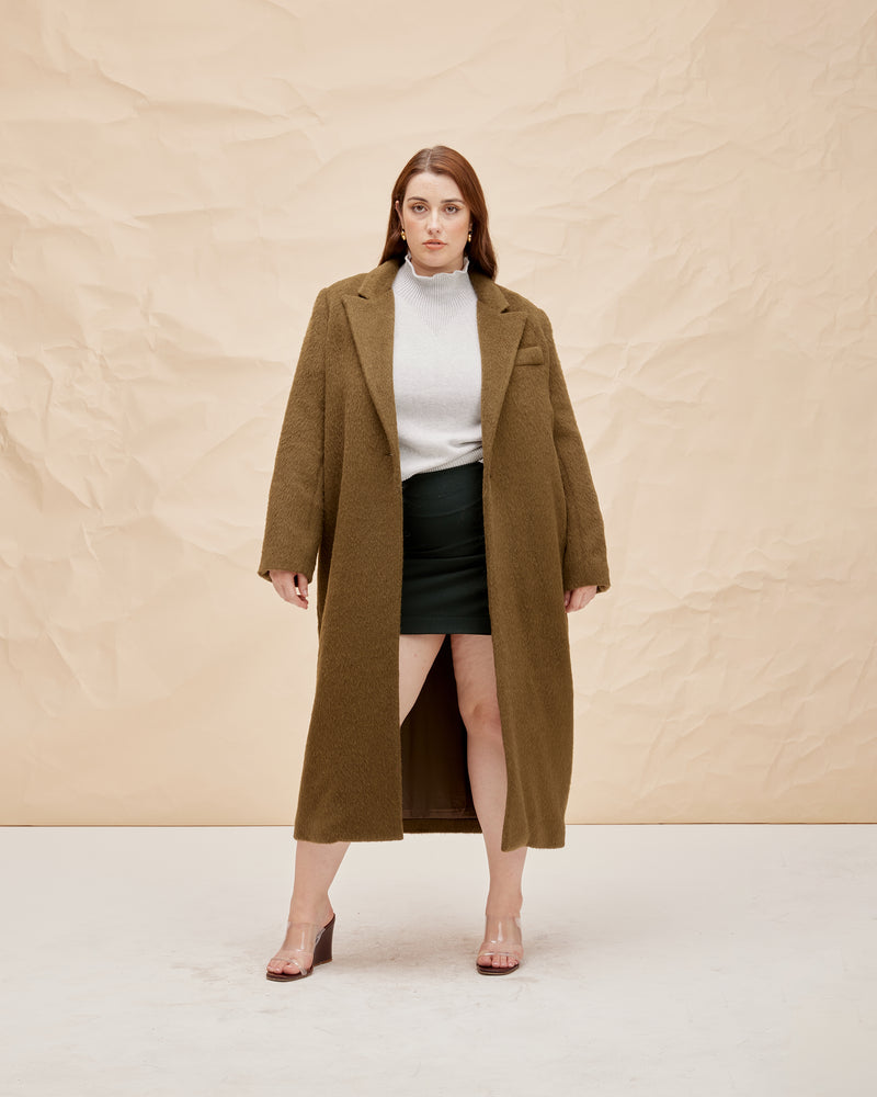 AUGUST COAT KHAKI | Longline coat with a double breasted collar and front pocket detail, cut in a plush handle in a khaki shade. Wearing this coat feels like being wrapped in a cosy...