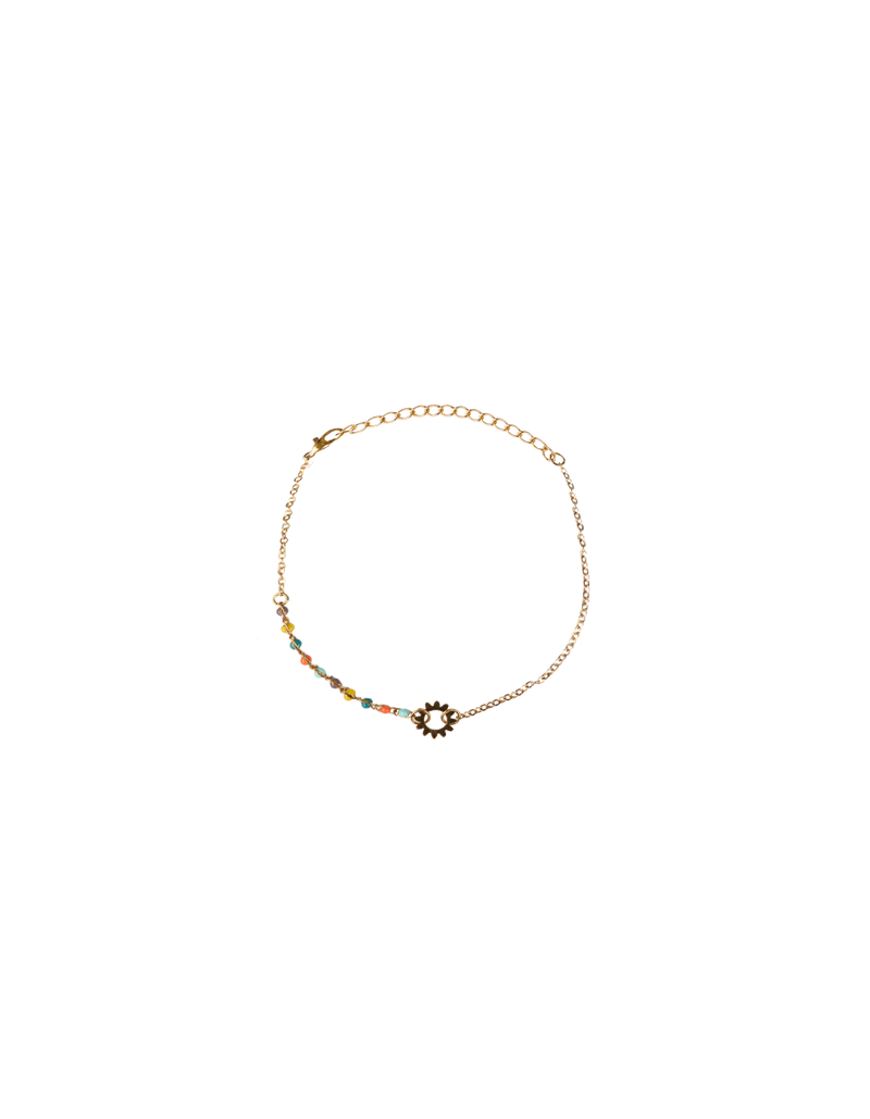 SKIPPER BRACELET  GOLD | Gold bracelet with a daisy charm and feature coloured beads. A dainty bracelet to compliment any outfit.