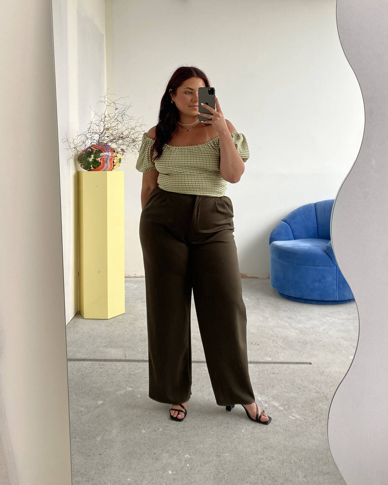 RSR SAMPLE 3026 SWEENEY TROUSER | RUBY Sample Sweeney Trouser in khaki. Size 16. One available. Isla usually wears a size 16.
Please note: Raw hems