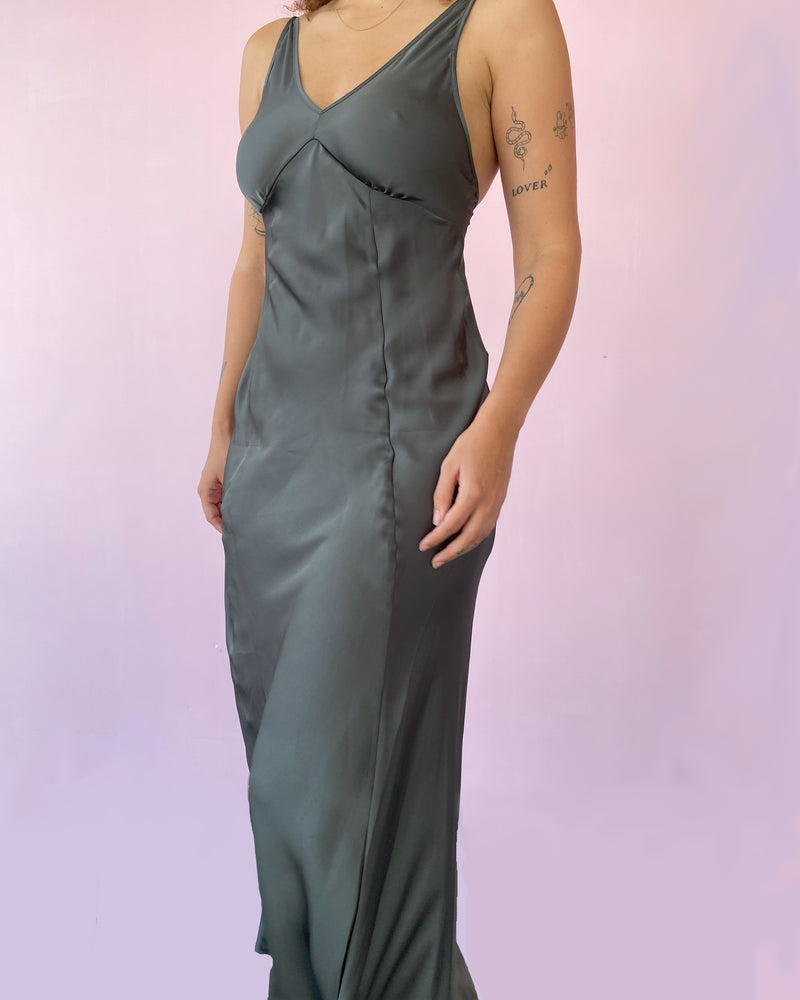 RSR SAMPLE 3071 SENSE SATIN SLIP | RUBY Sample Sense Satin Slip in gunmetal. Size 8. One available. Abi usually wears a size 8.
Please note this dress has a mark on the side seam