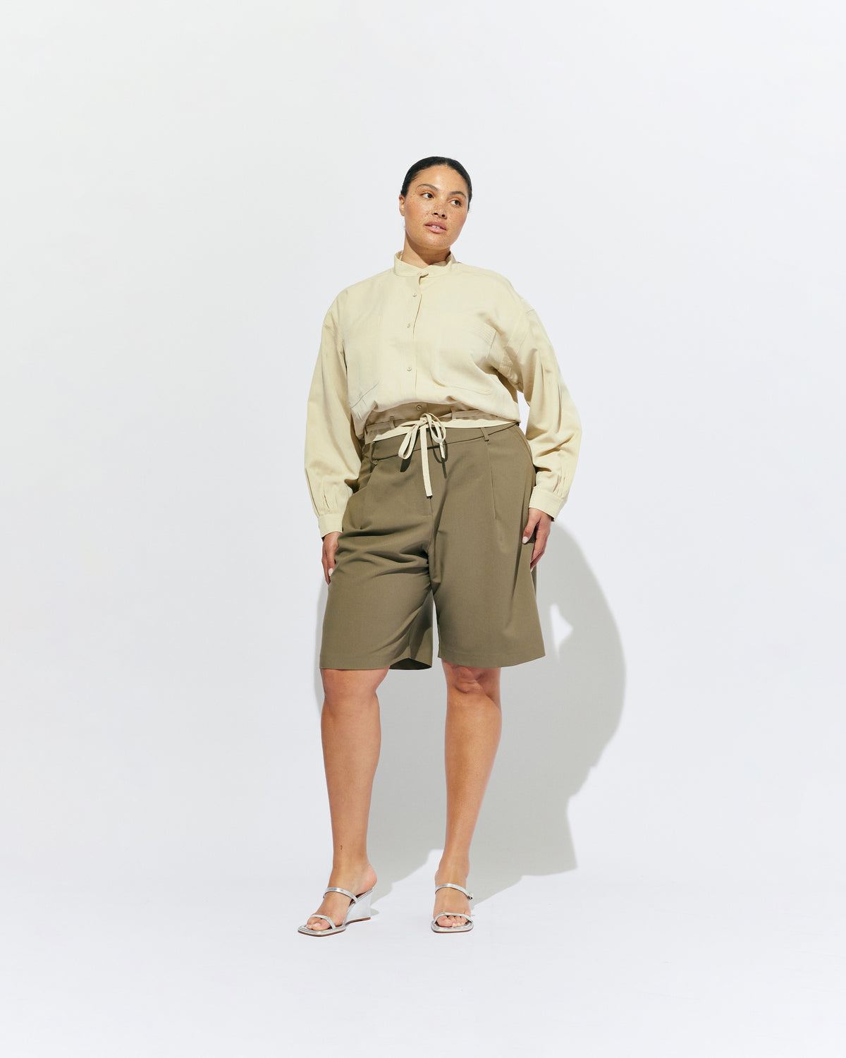 TILLY SHIRT STONE | Jacket-style shirt with a button up front and drawstring style hem, designed in a lightweight lyocel fabric. This jacket sits boxy and a bit cropped, and features cuffs at the sleeve which create a slight balloon shape. Wear it on...