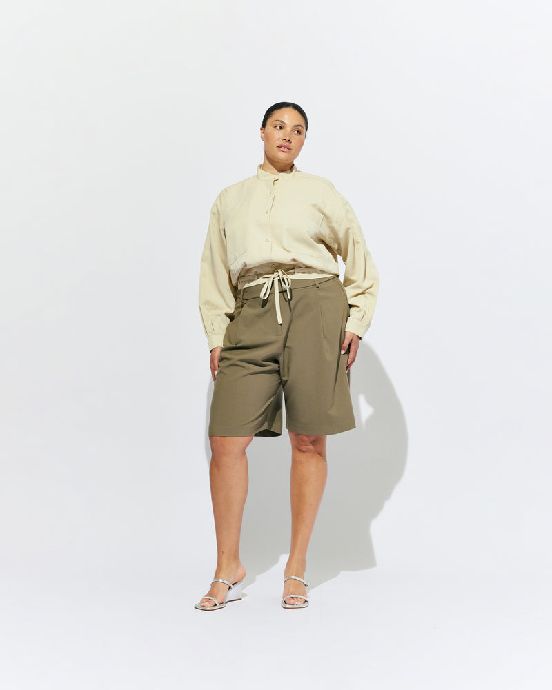 TILLY SHIRT STONE | Jacket-style shirt with a button up front and drawstring style hem, designed in a lightweight lyocel fabric. This jacket sits boxy and a bit cropped, and features cuffs at the sleeve which create a slight balloon shape. Wear it on...