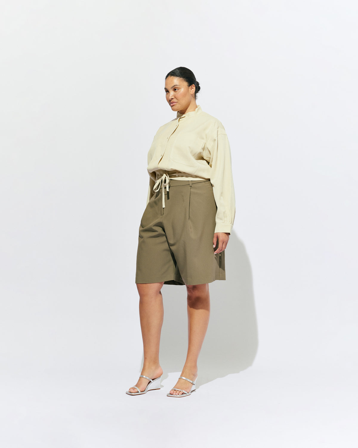 TILLY SHIRT STONE | Jacket-style shirt with a button up front and drawstring style hem, designed in a lightweight lyocel fabric. This jacket sits boxy and a bit cropped, and features cuffs at the sleeve which create a slight balloon shape. Wear it on...