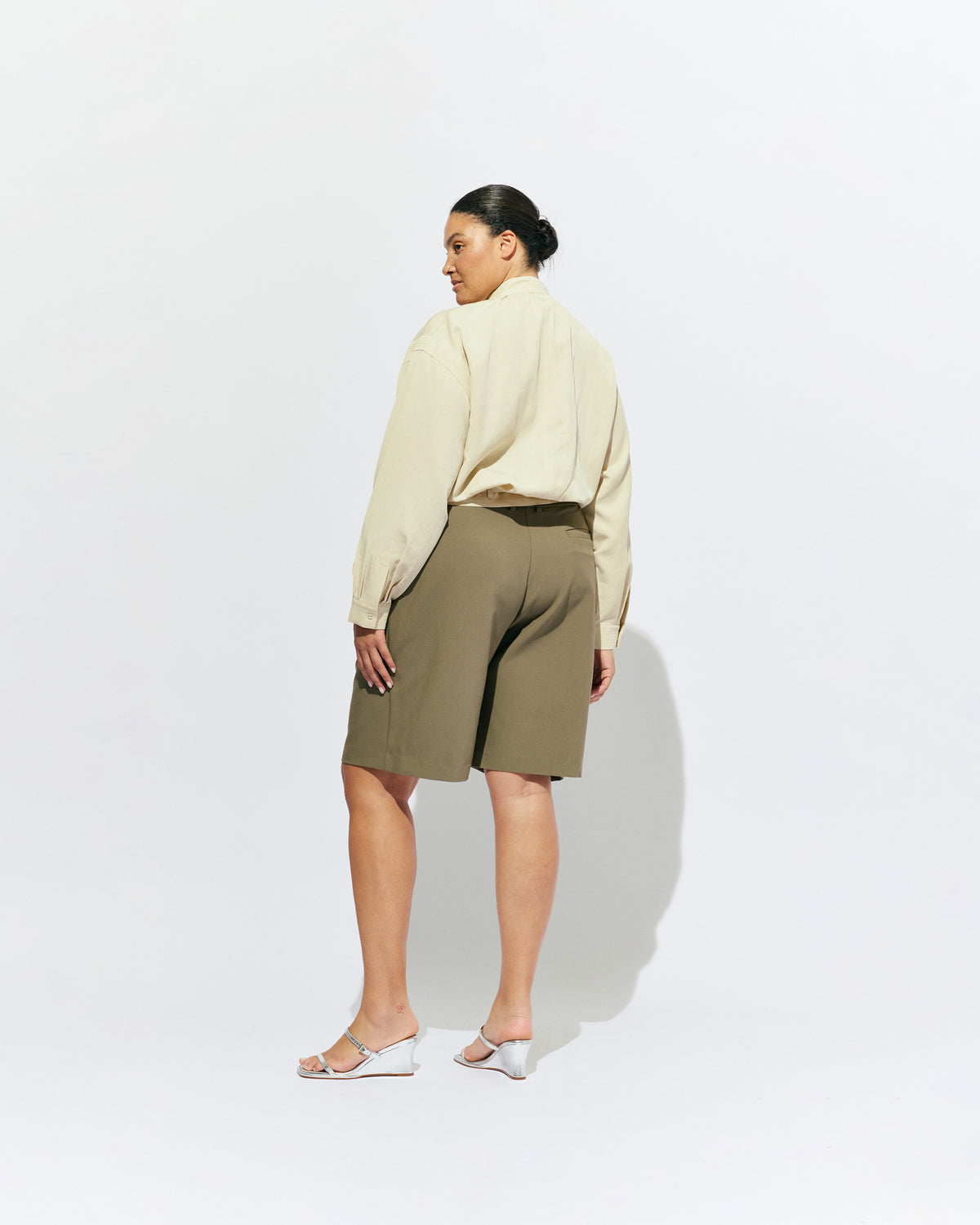 TILLY SHIRT STONE | Jacket-style shirt with a button up front and drawstring style hem, designed in a lightweight lyocel fabric. This jacket sits boxy and a bit cropped, and features cuffs at the sleeve which create a slight balloon shape. Wear it on...