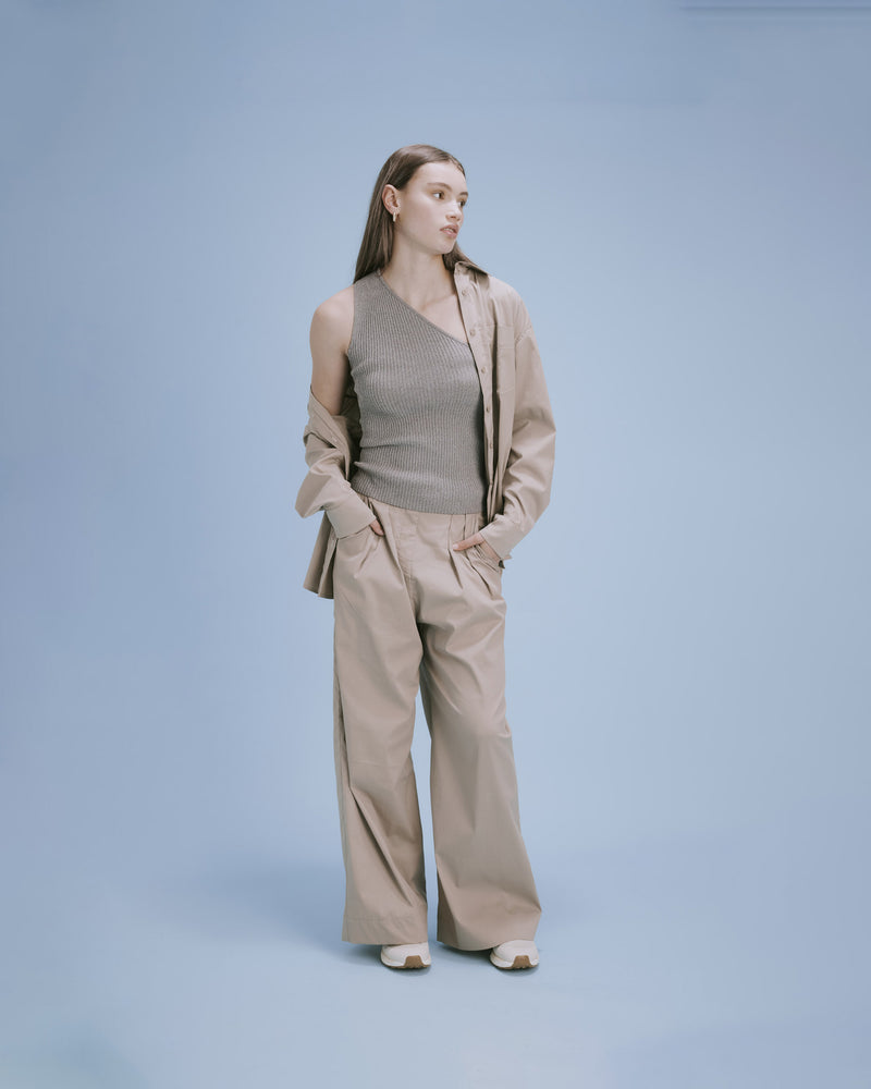  ALLORA SHIRT  GREY | Oversized shirt with classic shirt detailing and a large front pocket, in an organic cotton. The neutral grey shade makes it an effortless piece to style.