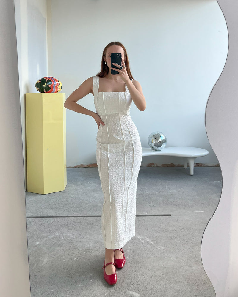 RSR SAMPLE 3481 VITTORIA DRESS | RUBY Sample Vittoria Dress in white. Size 8. One available. Danni is 163cm tall and usually wears a size 6-8. She measures: BUST: 81cm, WAIST: 67cm, HIP: 93cm. 