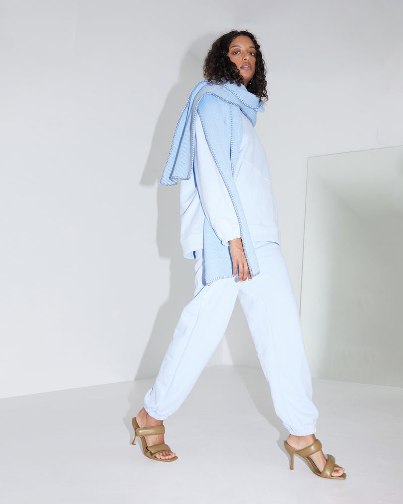 HEIDI SCARF BLUE | Long knit scarf in a made in a blanket stitch trimmed with contrasting stitch detail. This piece is thickly ribbed to lock in warmth, and knitted for a soft, cozy...