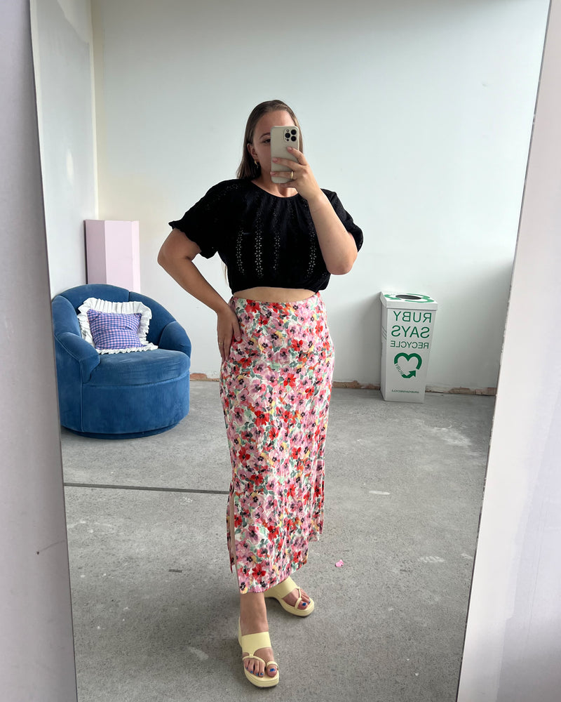  ALLEGRA LINEN SKIRT TBF00447 | This piece is second hand and therefore may have visible signs of wear. But rest assured, our team has carefully reviewed this piece to ensure it is fully functional &...