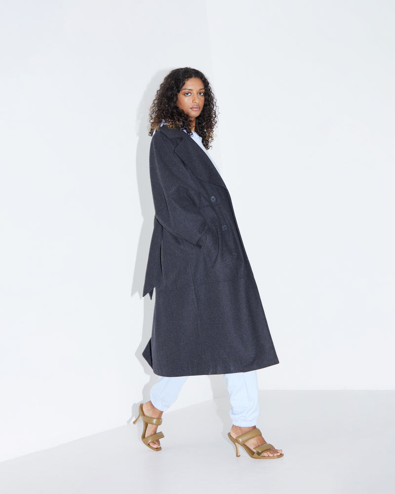 RAE COAT CHARCOAL | Double-breasted coat with a relaxed silhouette, balloon sleeves and a button up front with a waist tie. Crafted in a plush wool blend felt, wearing this piece feels like being...